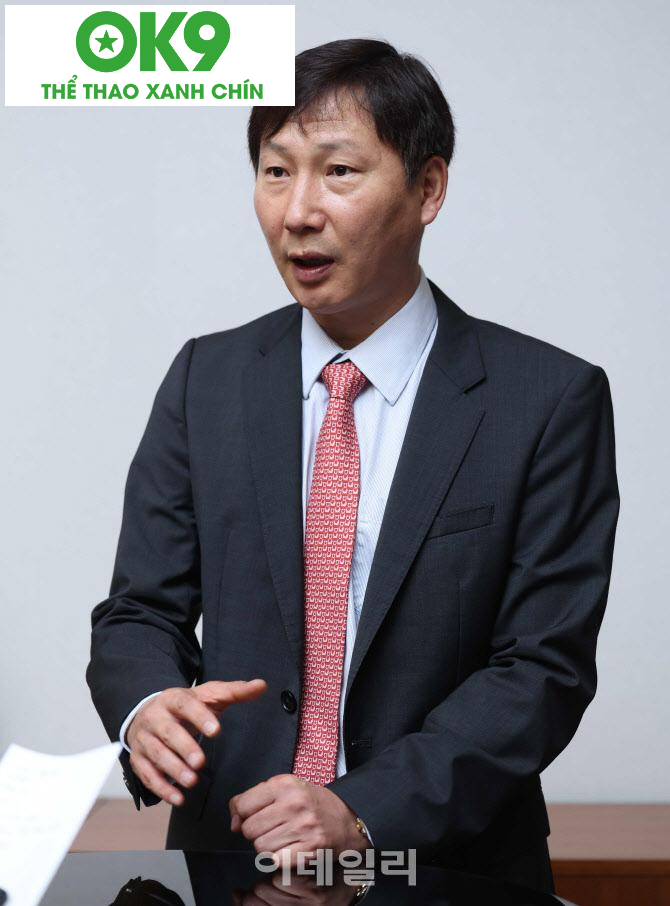 HLV Kim Sang Sik chia sẻ về kế hoạch tìm kiếm cầu thủ nhập tịch và Việt kiều (Ảnh: Edaily) HLV Kim Sang Sik chia sẻ về kế hoạch tìm kiếm cầu thủ nhập tịch và Việt kiều (Ảnh: Edaily)